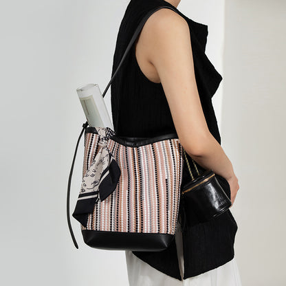 Bucket bag for women, crossbody, high-end, niche design, new large-capacity woven commuter bag