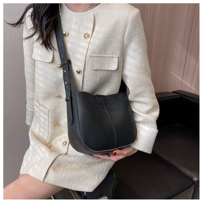 High-quality simple crossbody bag for ladies, versatile 2025 new spring and summer niche French shoulder bag